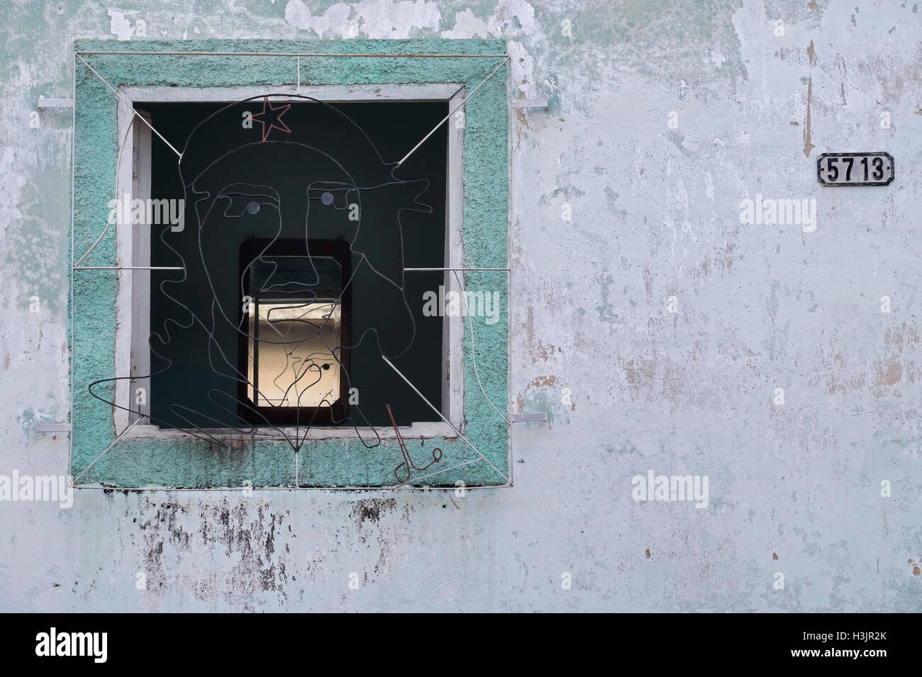 Fenster-Schmiedearbeiten in das Bild von Che Guevara, Matanzas, Kuba Stockfoto