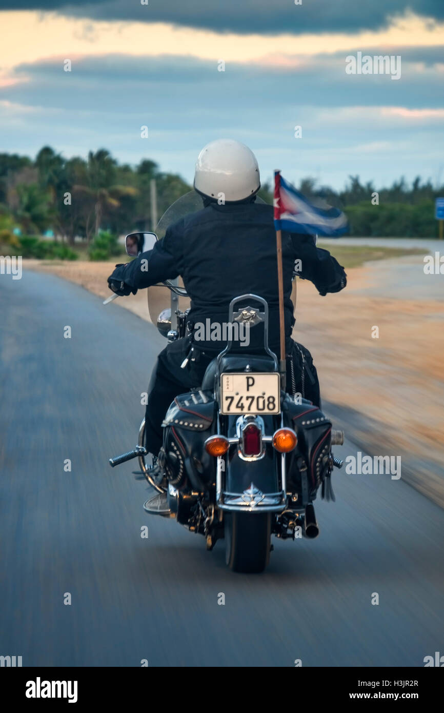 Mann auf einem Harley Davidson Motorrad mit Geschwindigkeit, kubanische Wimpel, Kuba Stockfoto