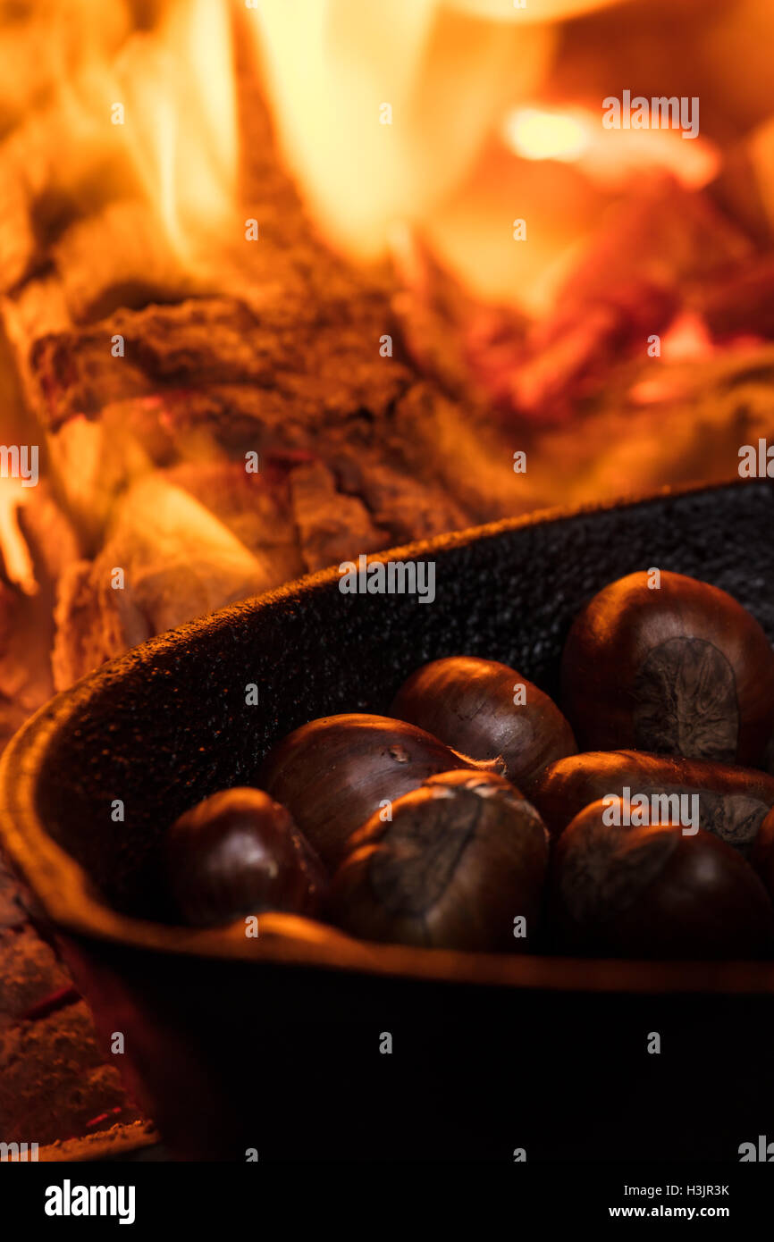 Kastanien Braten auf dem Holzfeuer Stockfoto