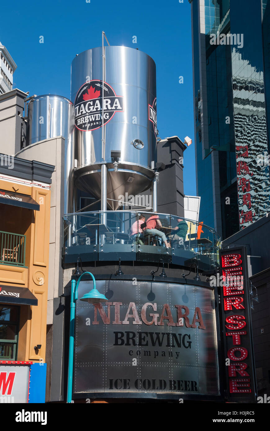 Kunden, die Probenahme Handwerk Bier auf der Außenterrasse des Niagara Brewing Company am Clifton Hill Niagara Falls Ontario Stockfoto