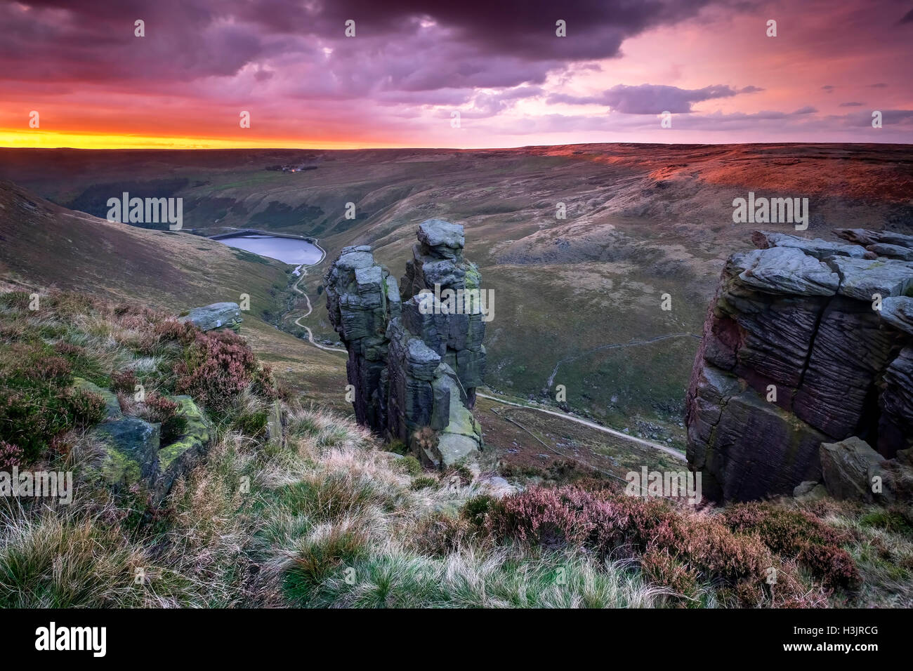 Trinnacle-Rock-Formation und Greenfields Reservoir bei Sonnenuntergang, Saddleworth Moor, Peak District, Greater Manchester, England Stockfoto