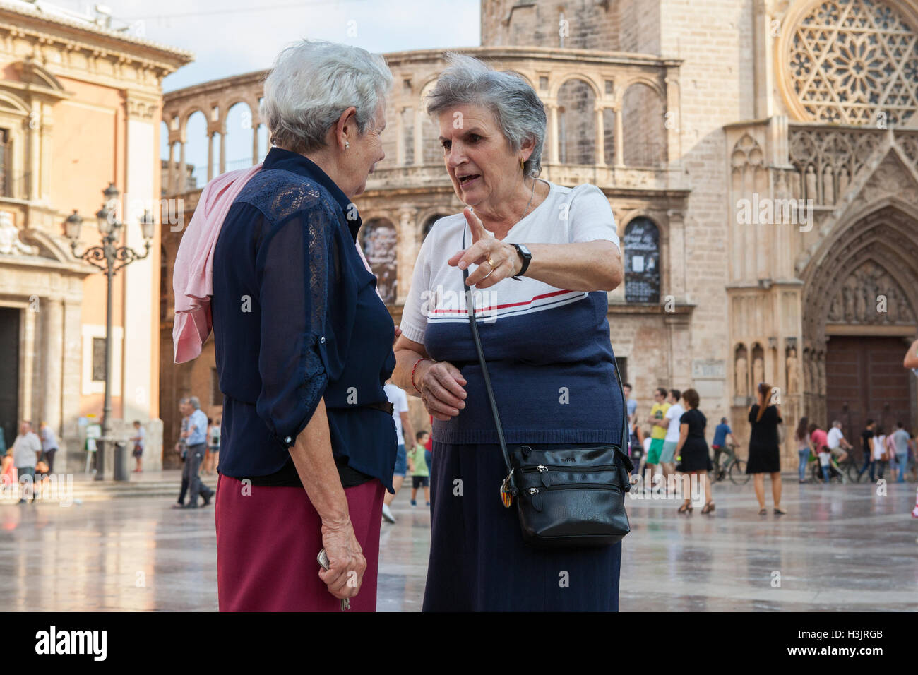 Zwei alte Frauen im Gespräch in der Altstadt von Valencia Stockfoto