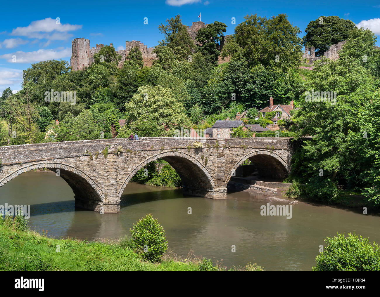 Dinham Brücke und der Fluß Teme unterhalb Ludlow Castle im Sommer, Ludlow, Shropshire, England, UK Stockfoto