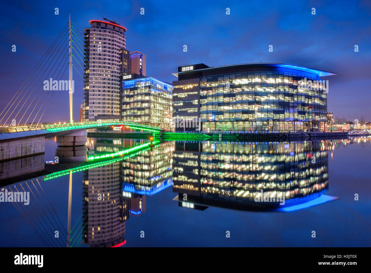 BBC-Studios in MediacityUK bei Nacht, Salford Quays, größere Manchester, England, UK Stockfoto
