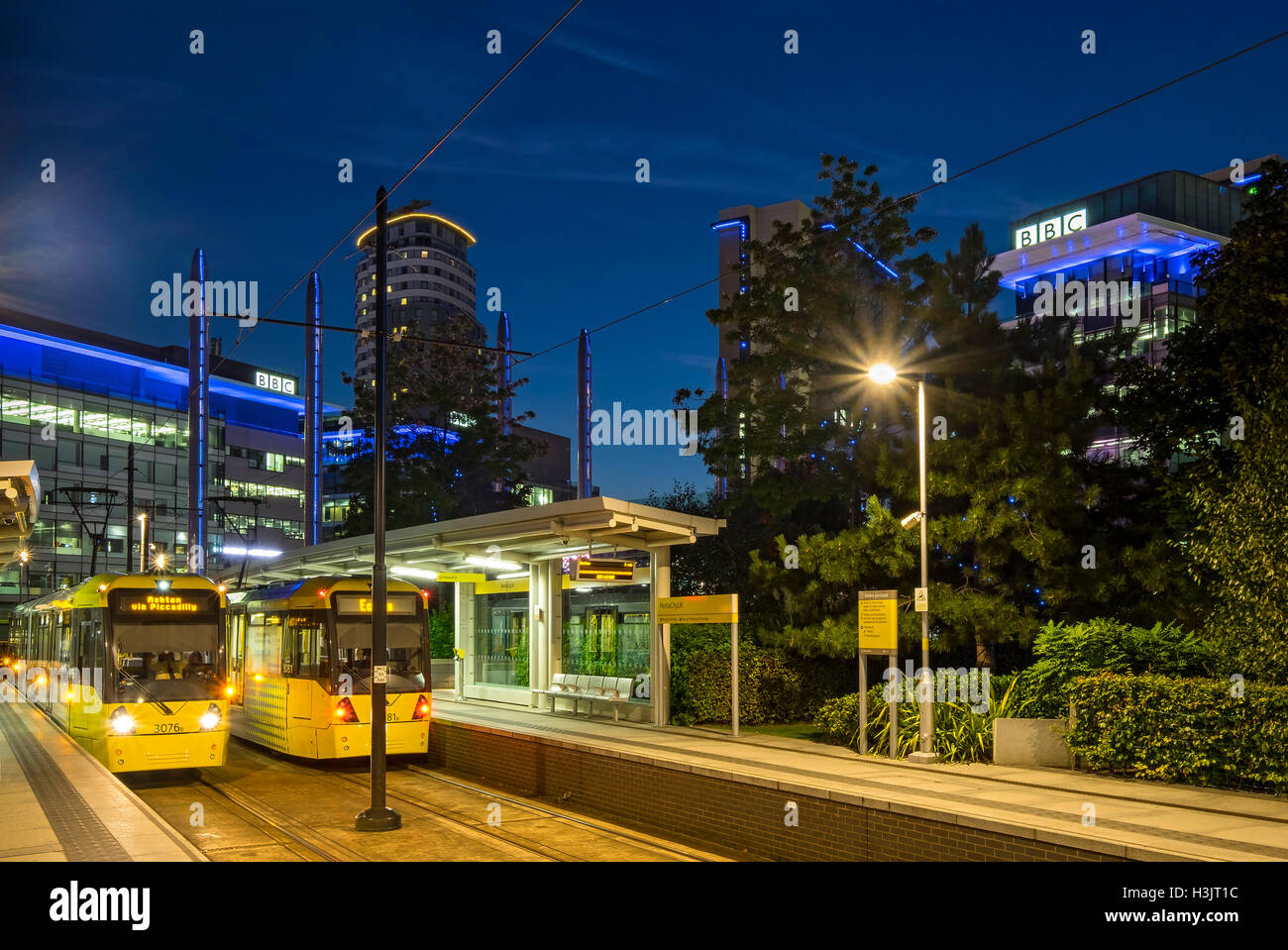 Manchester-Straßenbahnen in MediacityUK Tram Station, MediacityUK, Salford Quays, Manchester, England, UK Stockfoto