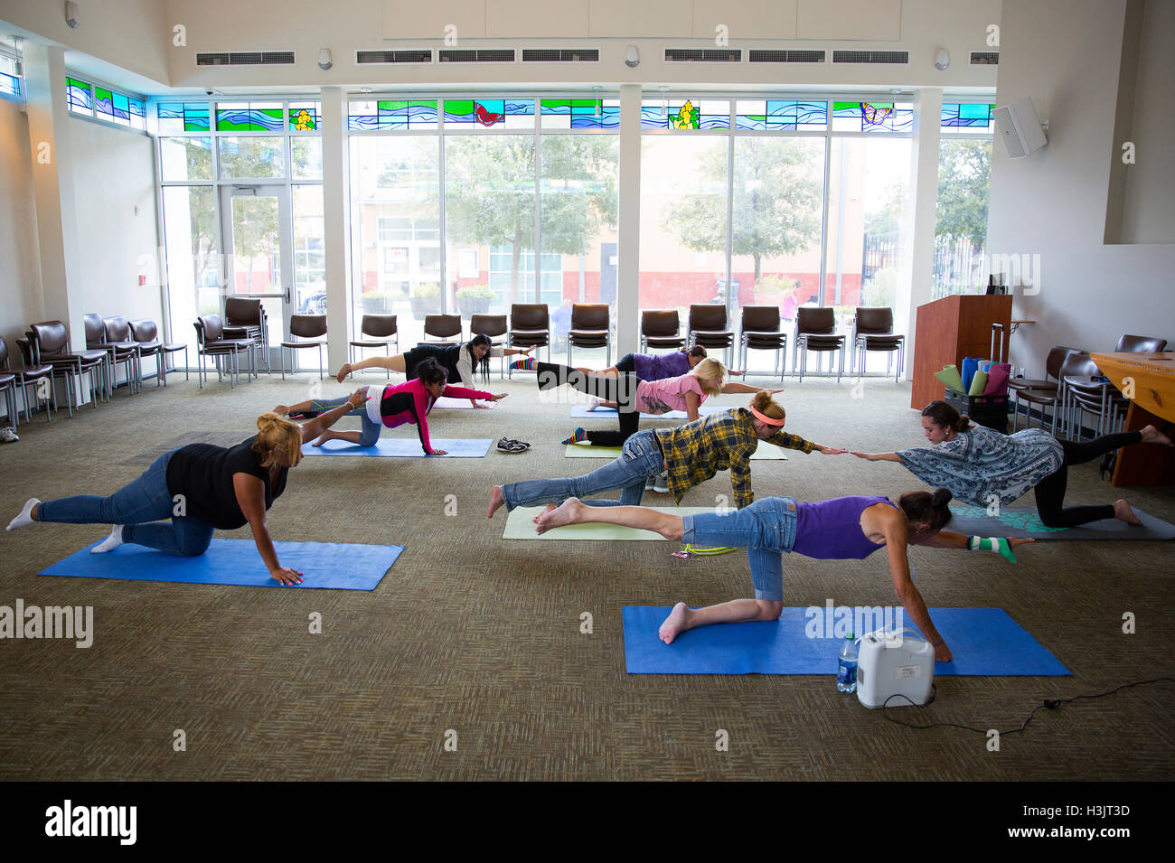 Yoga-Kurs bei Obdachlosen Haven For Hope in San Antonio, Texas. Stockfoto