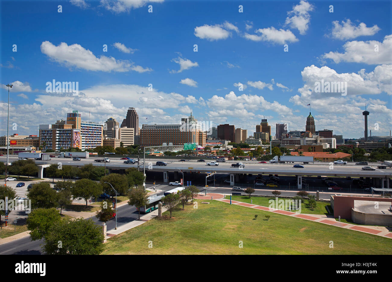 Blick auf die Innenstadt von San Antonio, Texas Skyline Blick nach Osten. Stockfoto