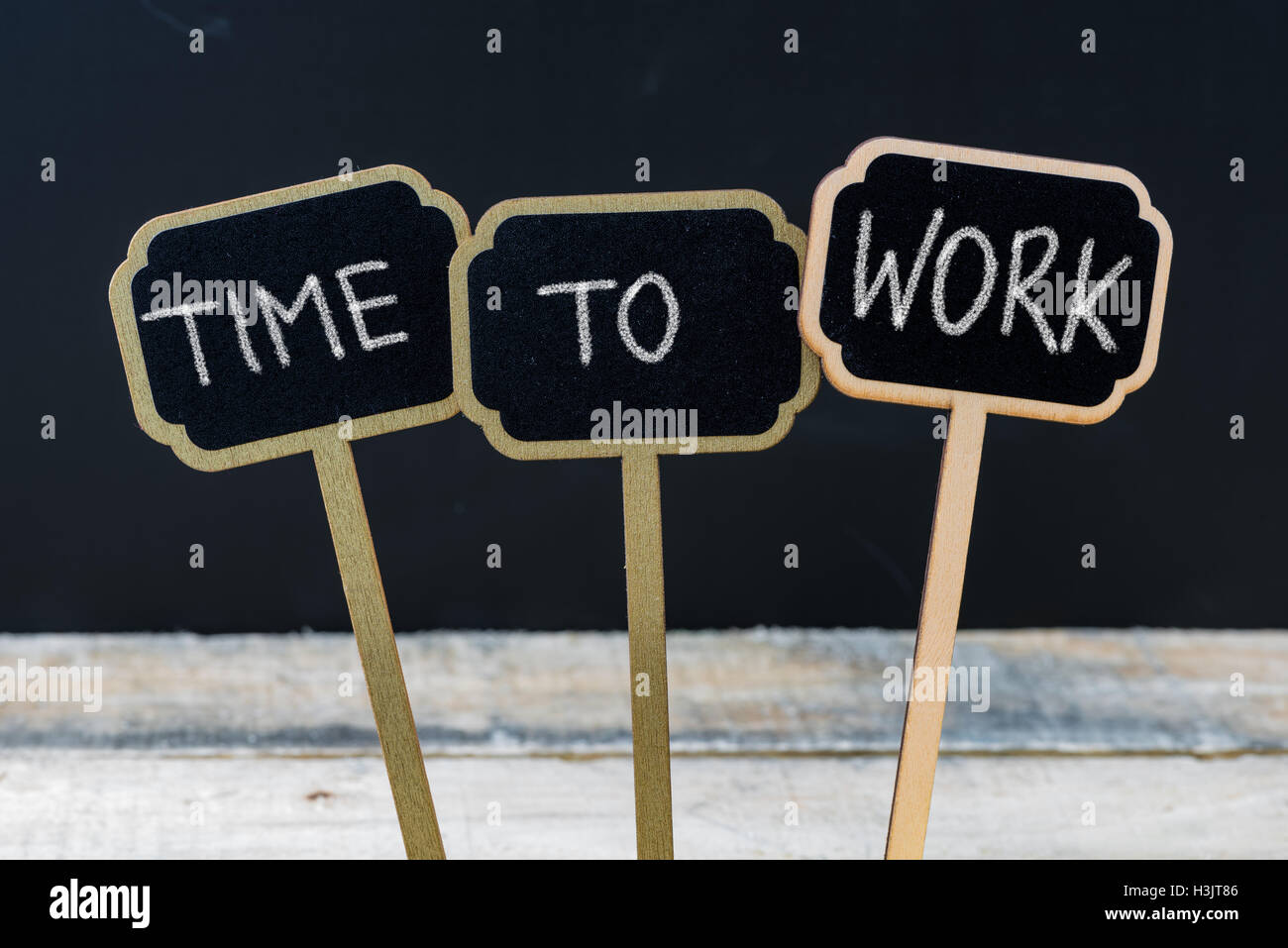 Geschäft message TIME TO WORK auf hölzernen Mini Tafel Etiketten mit Kreide geschrieben Stockfoto