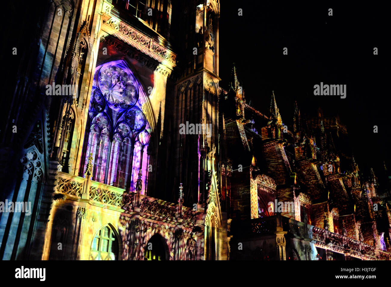 Eine spezielle Licht-Show im September 2016 leuchtet das Straßburger Münster mit einer bunten Auswahl an Bildern. Stockfoto