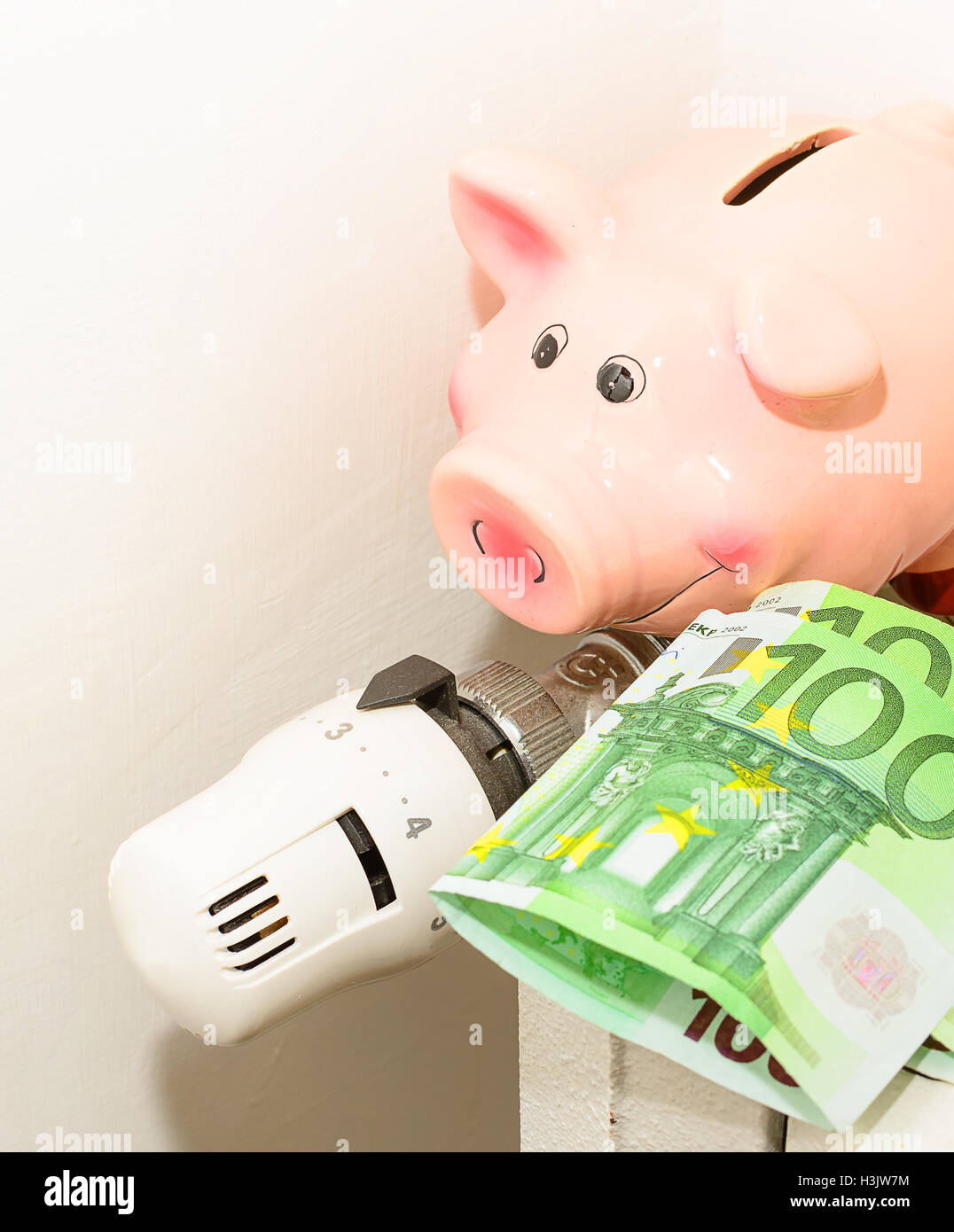 Konzept-Piggy, das Ventil am Heizkörper für Energie und Geld sparen Stockfoto