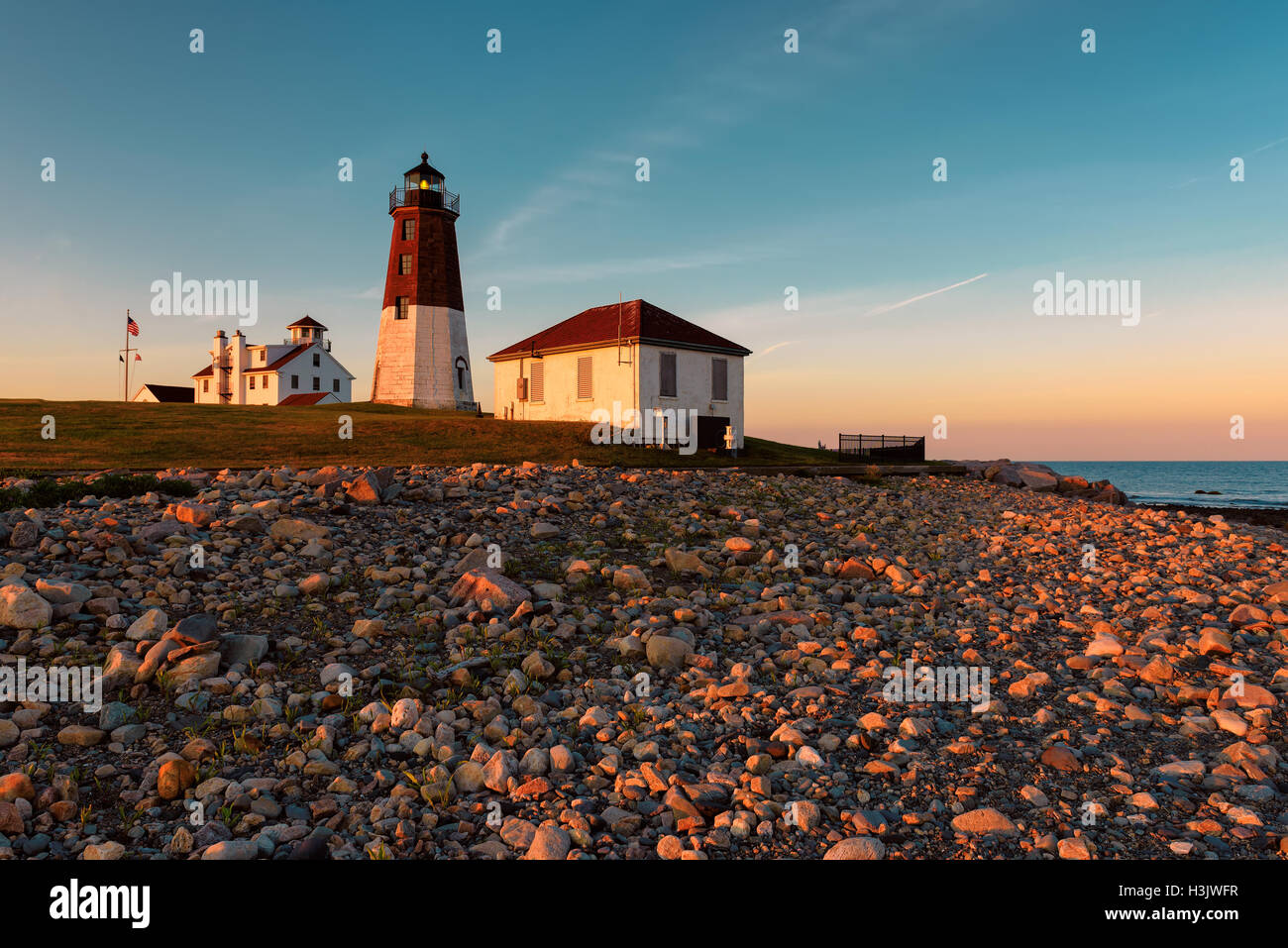 Leuchtturm an der Atlantikküste bei Sonnenuntergang, Rhode Island, USA Stockfoto