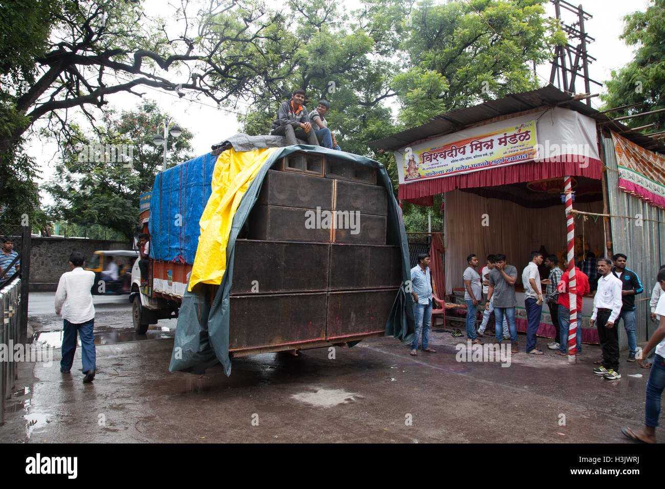 Lastwagen voller Lautsprecher, Ganesh Chaturthi, Pune, Indien Stockfoto