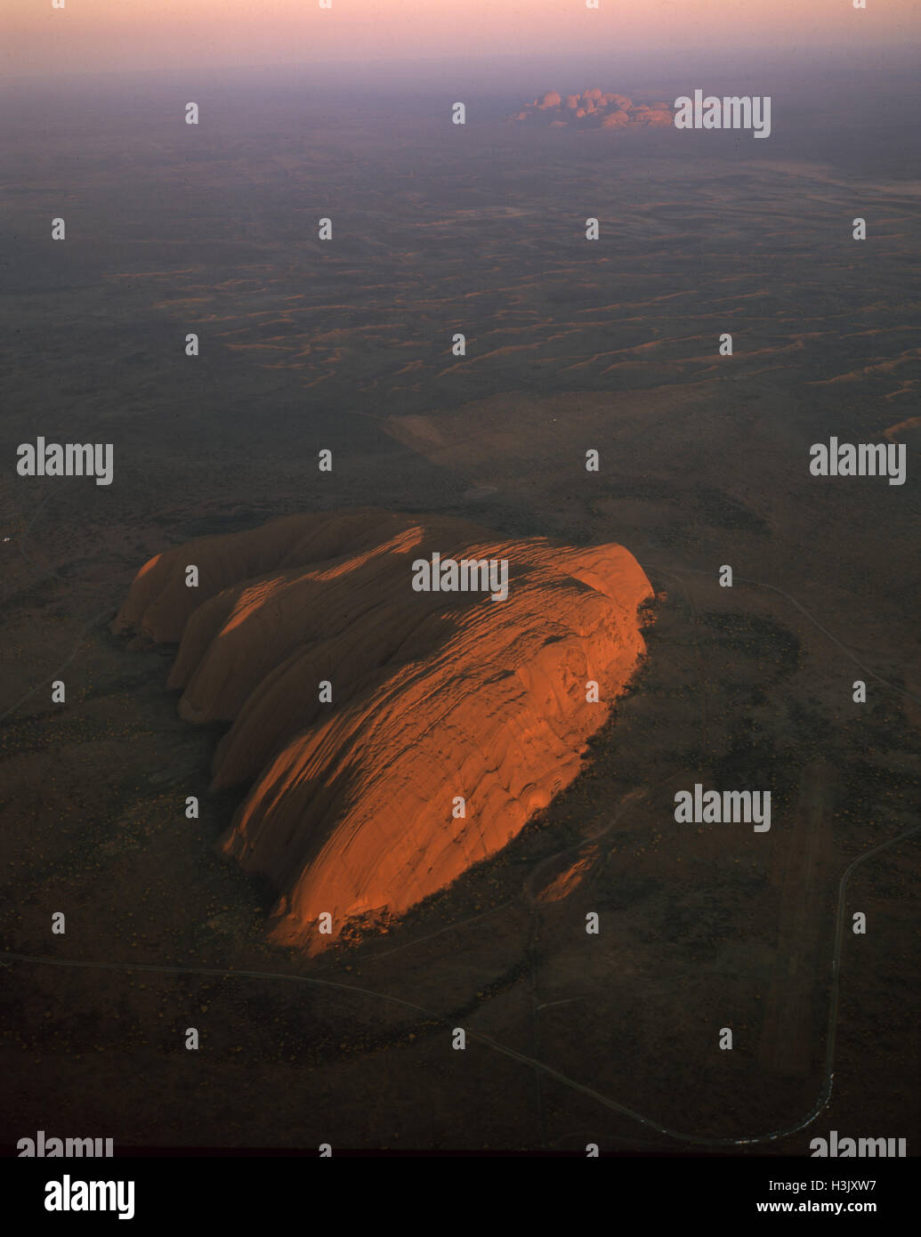 Luftbild des Uluru bei Sonnenaufgang, Stockfoto