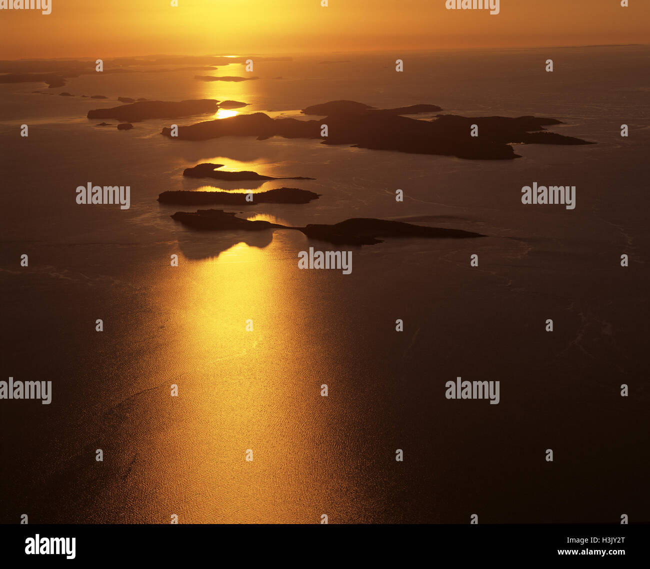 Inseln in der Talbot Bay bei Sonnenuntergang, aerial Foto. Stockfoto
