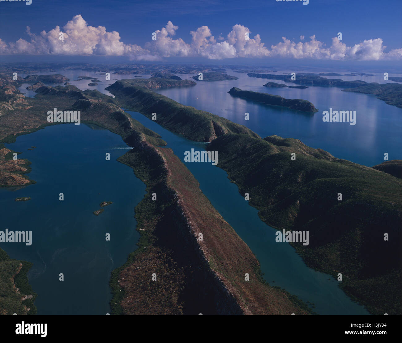 Talbot Bay Islands, Buccaneer-Archipel mit dem horizontalen Wasserfall Mitte links. Stockfoto