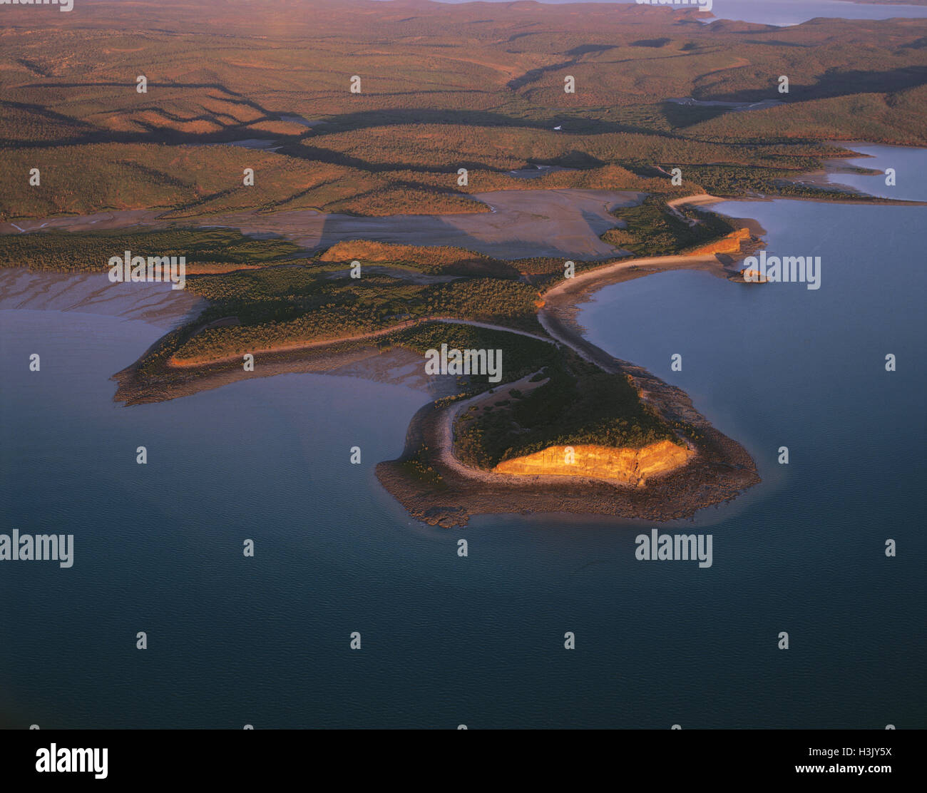 St George Basin, Luftbild mit Mangroven gesäumten Ufer; ein Salzwasser krokodil Lebensraum. Stockfoto
