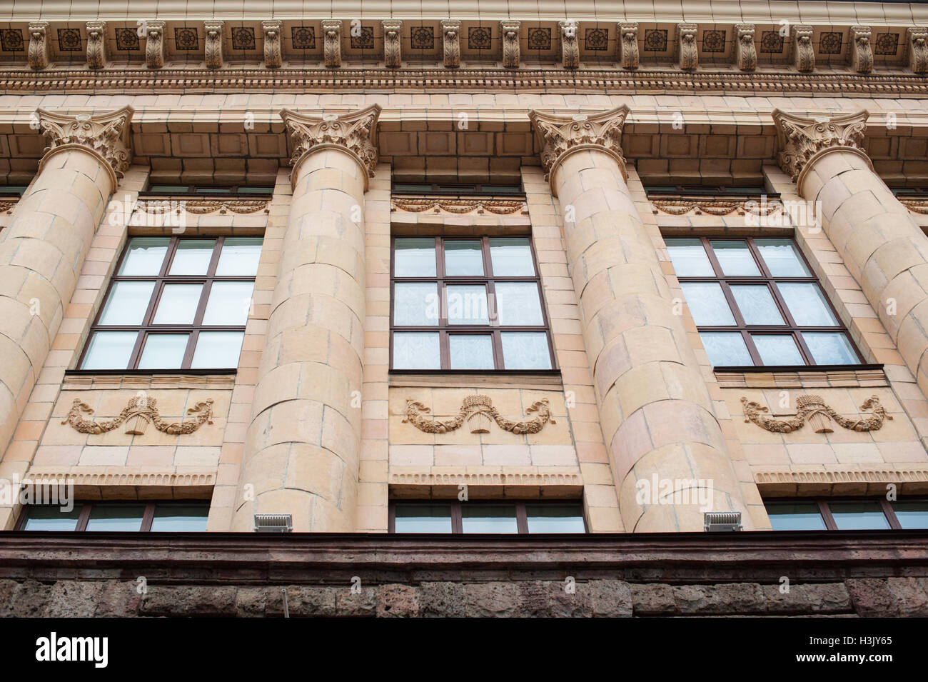 antike Architektur Gebäude mit Fenstern im klassischen Stil Stockfoto