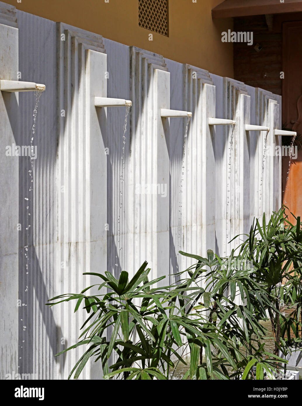Brunnen nach hinten. Baradari am Stadtschloss, Jaipur, Indien. Architekt: Atelier Lotus, 2016. Stockfoto