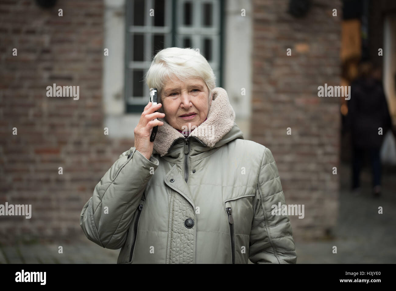 Ältere Frau tragen Winter Kleidung verwendet Smartphone selfies Stockfoto