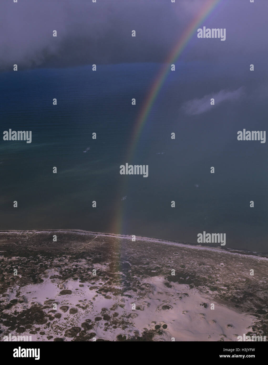 Regen Sturm mit Regenbogen über dem Südlichen Ozean, Stockfoto