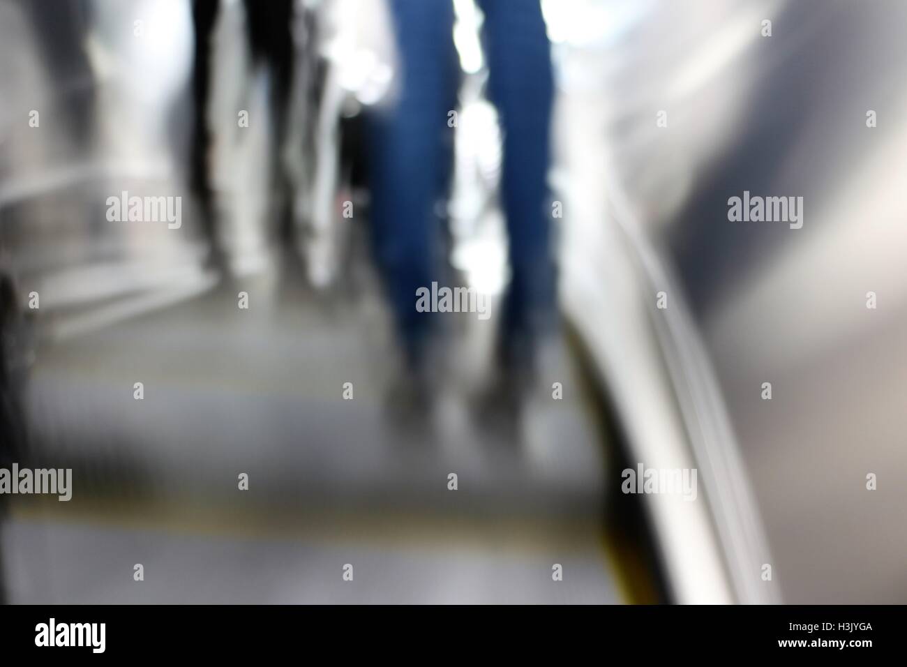Defokussierten u-Bahn Station Rolltreppe Szene. Stockfoto