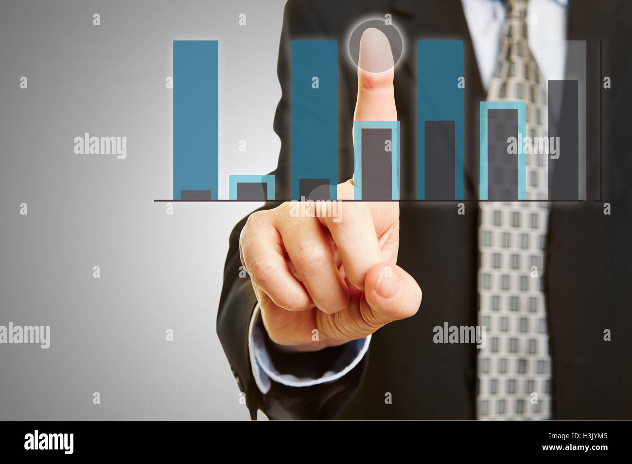 Manager mit Finanz-Analyse auf touchscreen Stockfoto