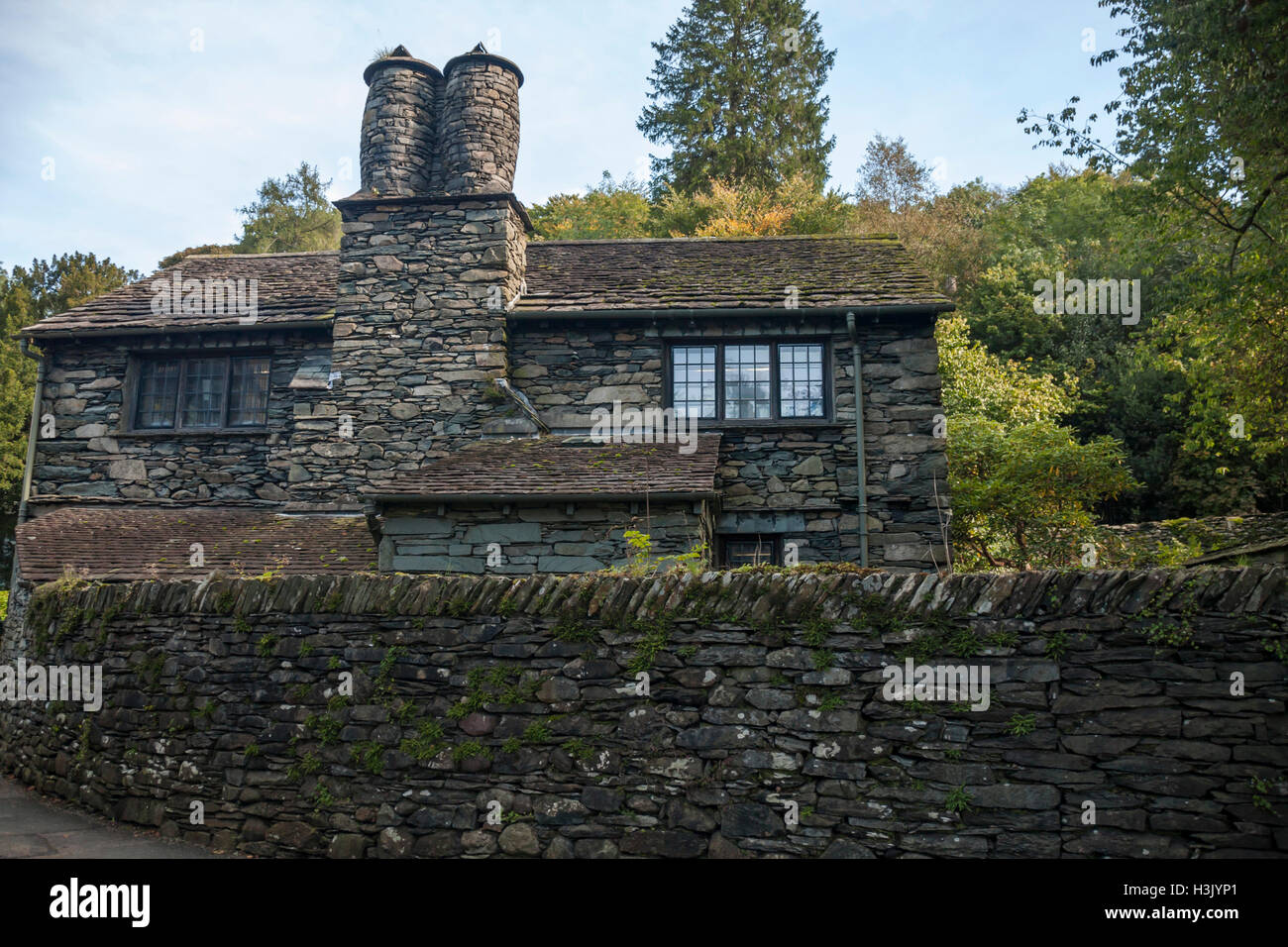Ein altes steinernes, Schiefer Ferienhaus im Dorf Grasmere im Lake District National Park Stockfoto