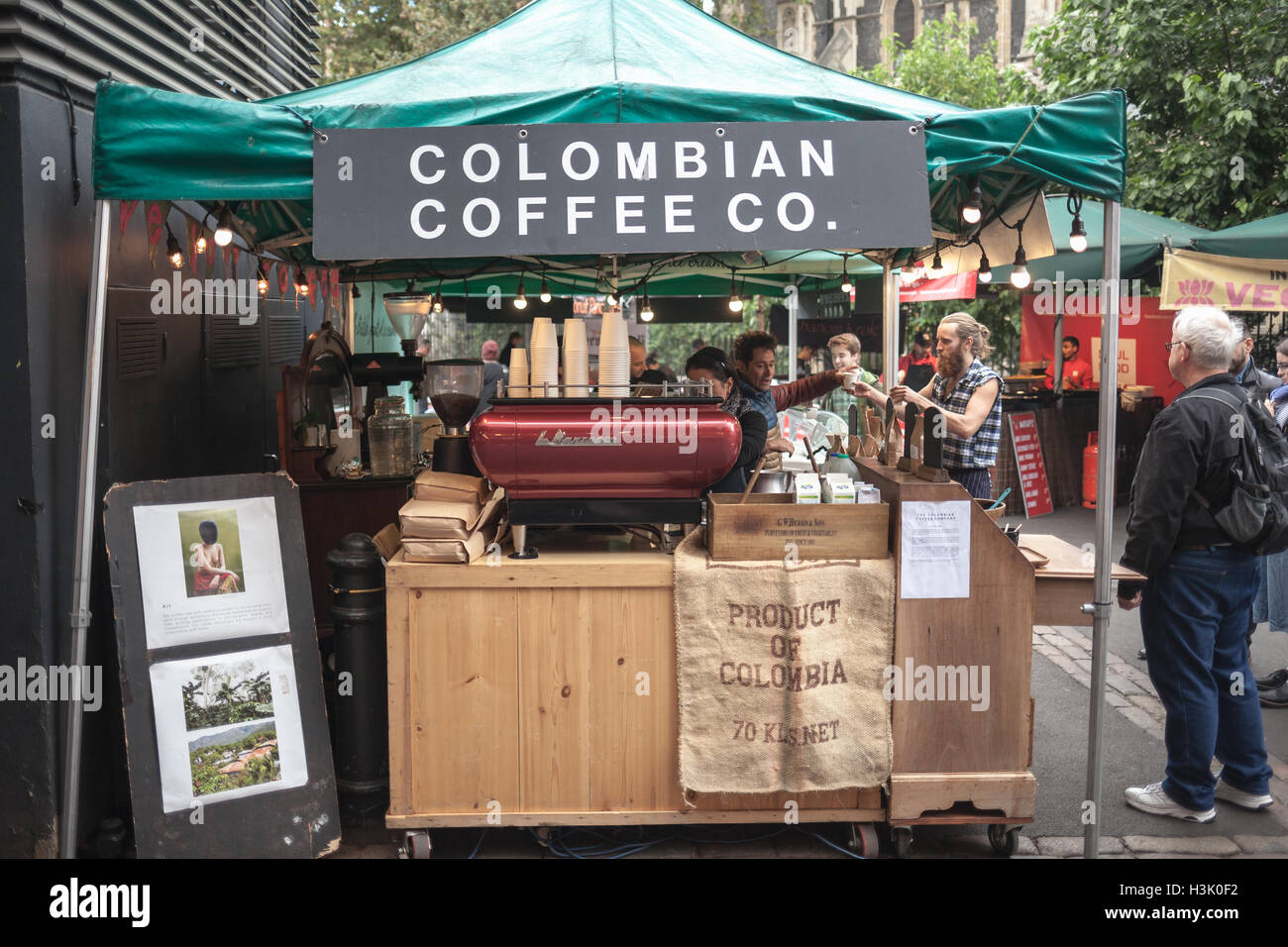 Menschen kaufen von kolumbianischen Kaffee-Produkte aus dem Stand in Borough Market in London, Vereinigtes Königreich Stockfoto