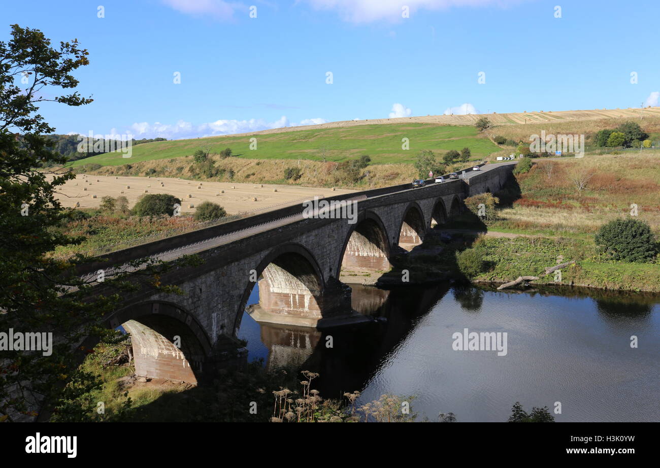 Erhöhte Ansicht der Straßenbrücke über den Fluss North Esk Angus Scotland Oktober 2016 Stockfoto