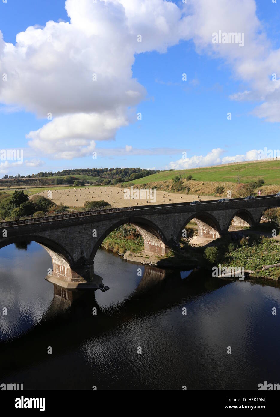 Erhöhte Ansicht der Straßenbrücke über den Fluss North Esk Angus Scotland Oktober 2016 Stockfoto