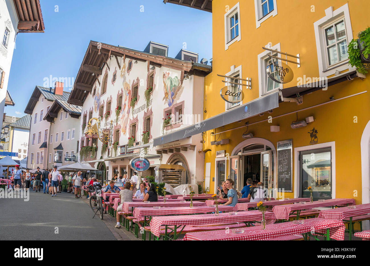 Sommerabend am historischen Zentrum von Kitzbühel, mittelalterliche Stadt, beliebte Skidestination Resort und im Sommer zum Wandern in Tirol. Stockfoto