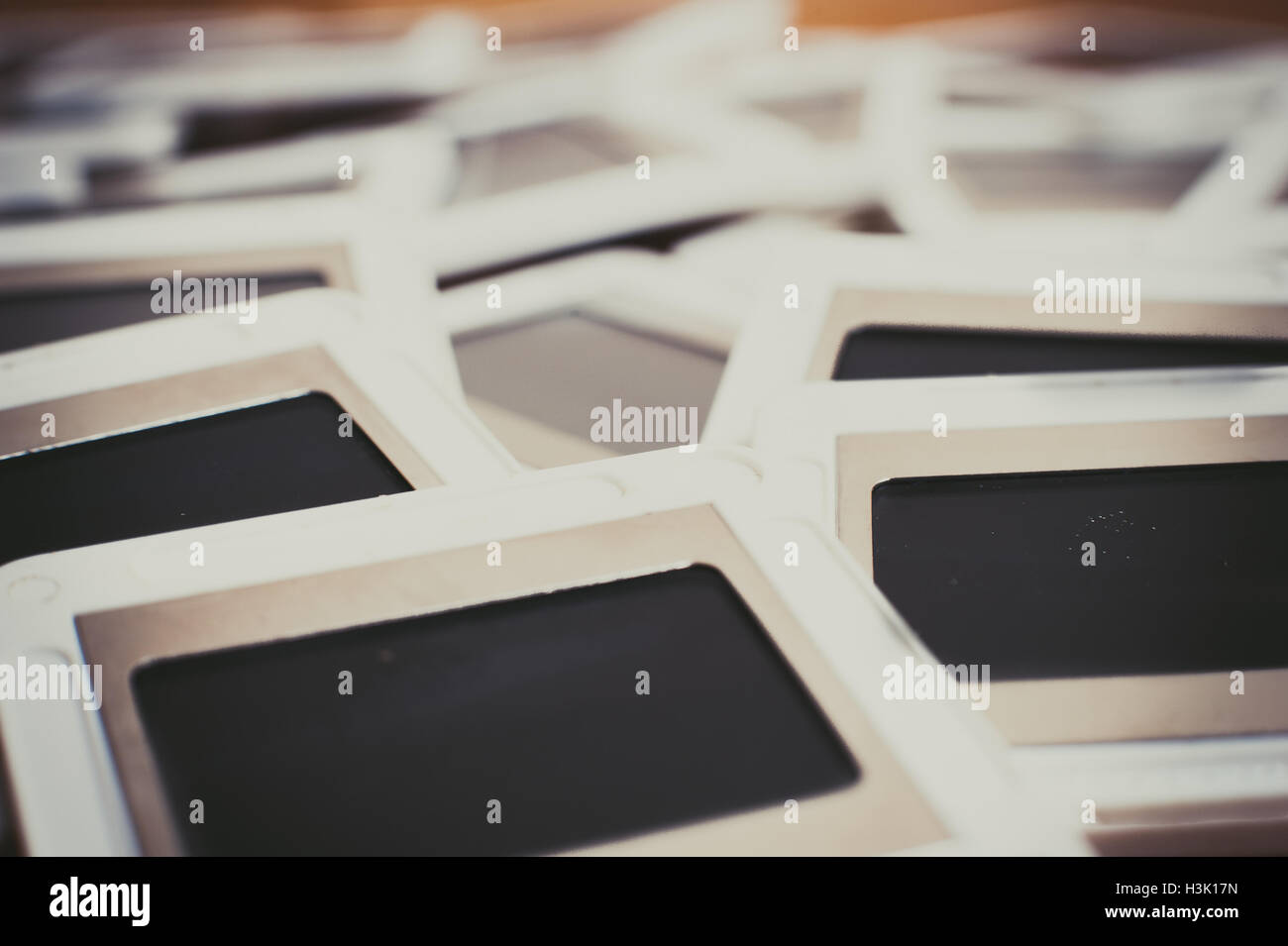 Viele Vintage Fotografie Folie weißen Kunststoffrahmen Detail selektiven Fokus Stockfoto