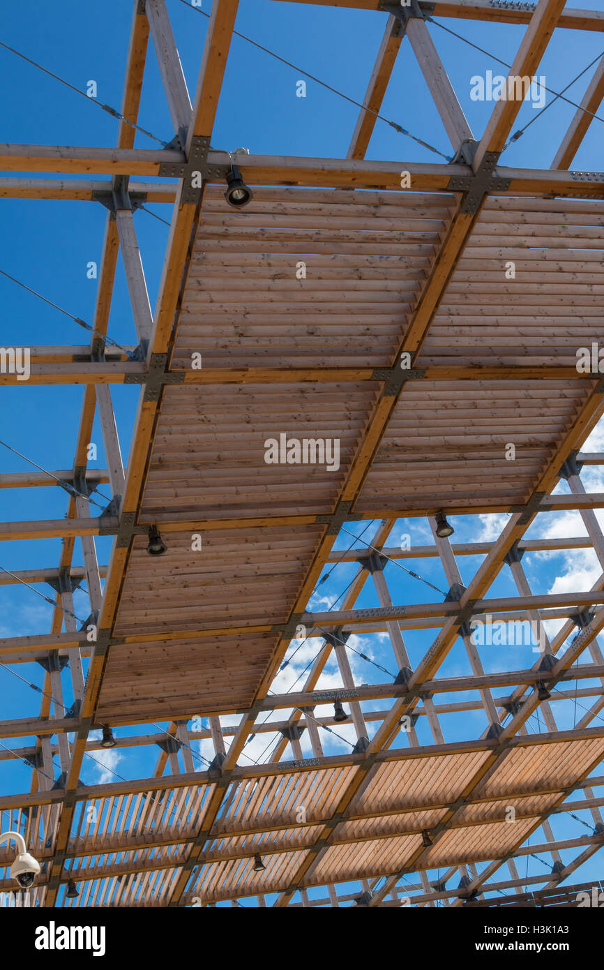 Hölzerne Deckenkonstruktion: Gebäude mit moderner Architektur und blauer Himmel im Hintergrund Stockfoto