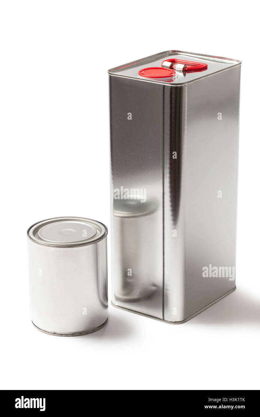Zwei verschiedene Arten und Größen metallischen Dosen für Farbe und chemische Produkte auf weiß mit einem Beschneidungspfad. Stockfoto