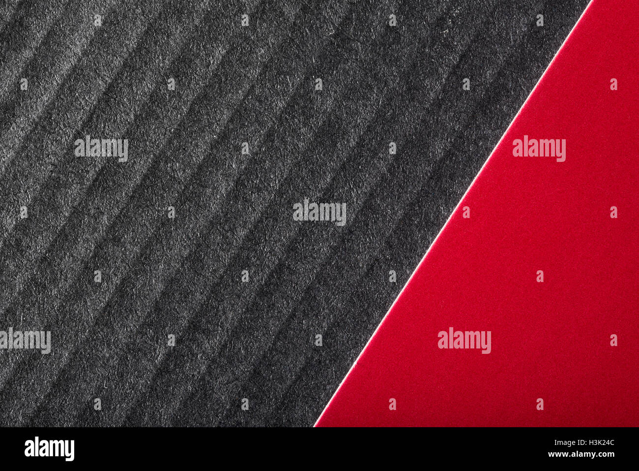 Schwarzen und roten Hintergrund mit Karton Material mit einer Diagonale Trennung gemacht. Stockfoto