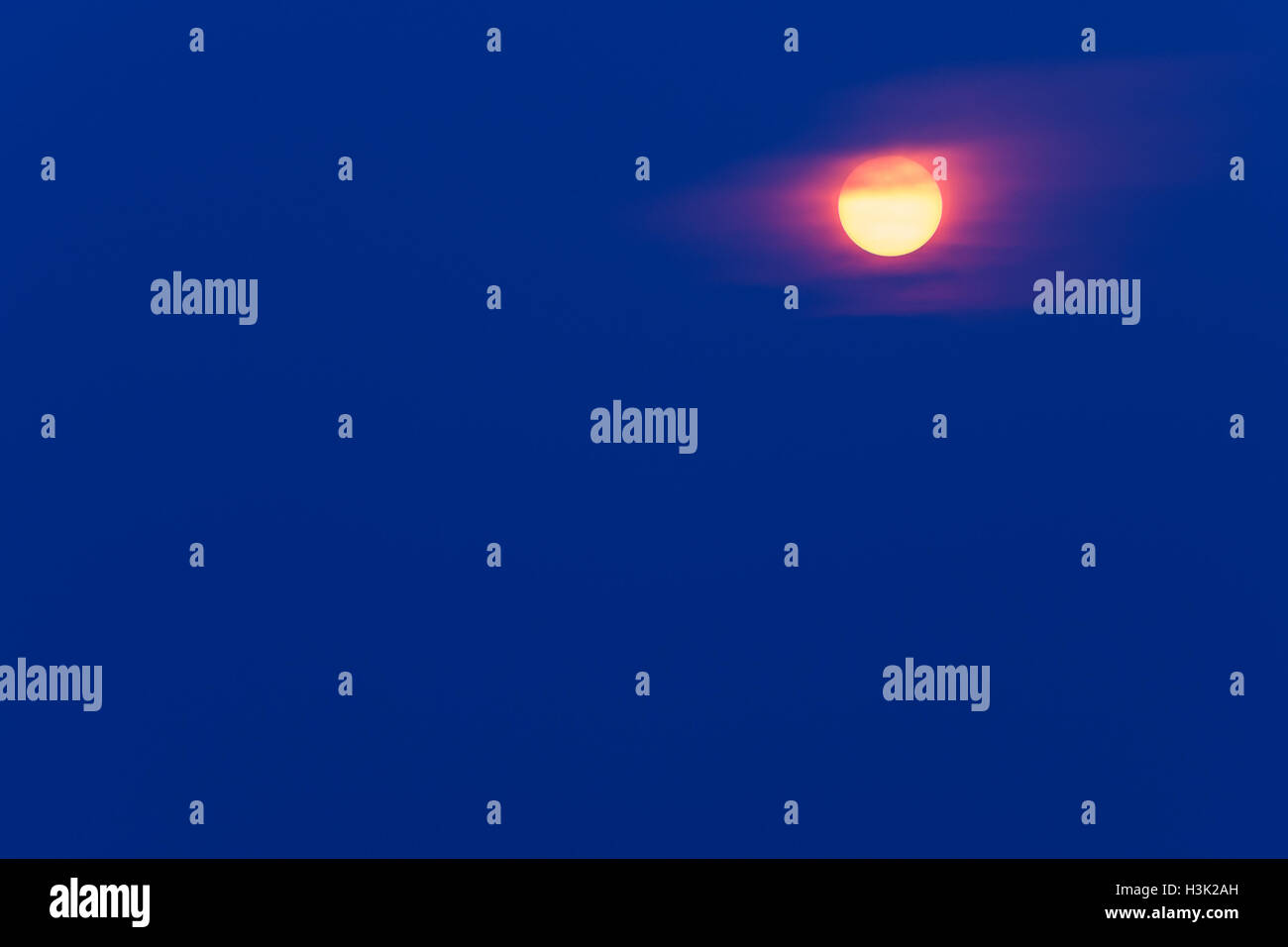 Strahlendes gelb Sonne auf blauem Hintergrund-Filter. Kopieren Sie Raum. Stockfoto