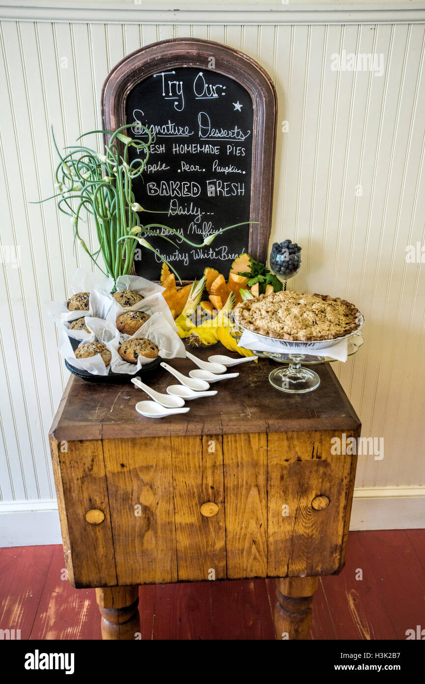 Frische Kuchen und Muffins auf Anzeigetabelle Stockfoto