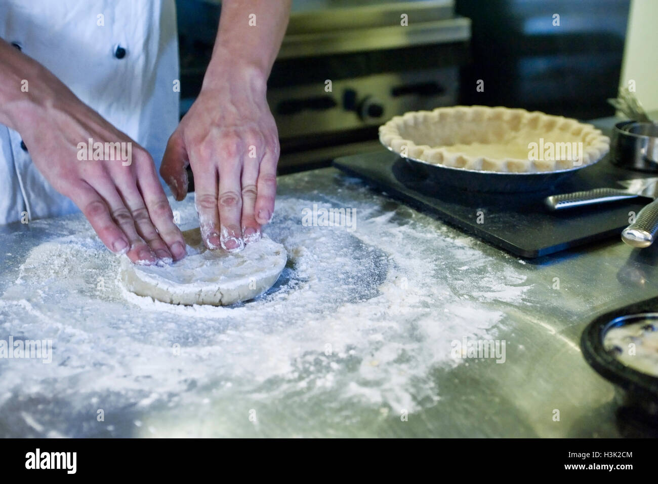 Koch Backen Torte in Küche Stockfoto