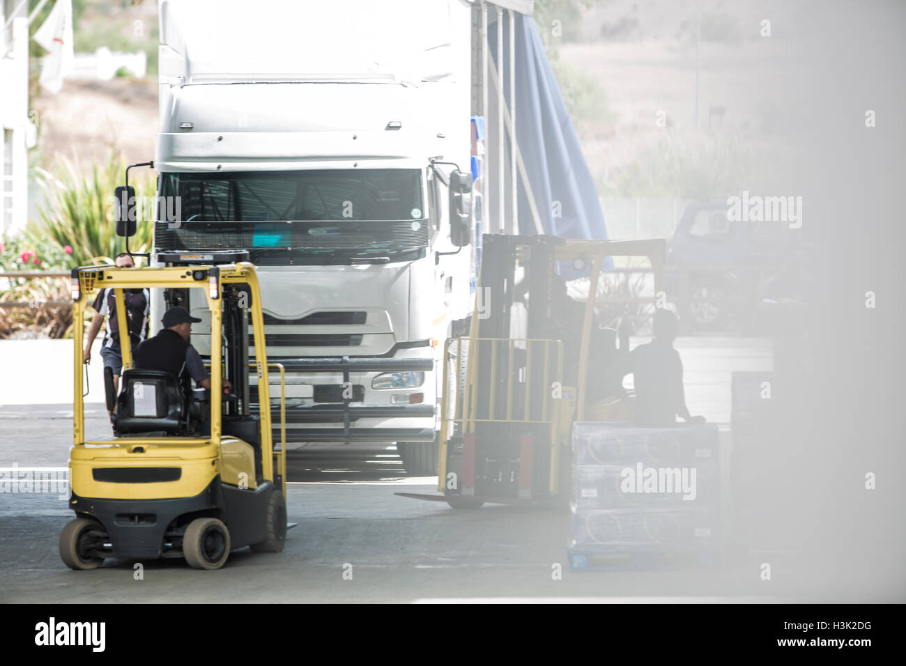 Gabelstapler LKW-Fahrer zur Verpackung Fabrik geladen Stockfoto