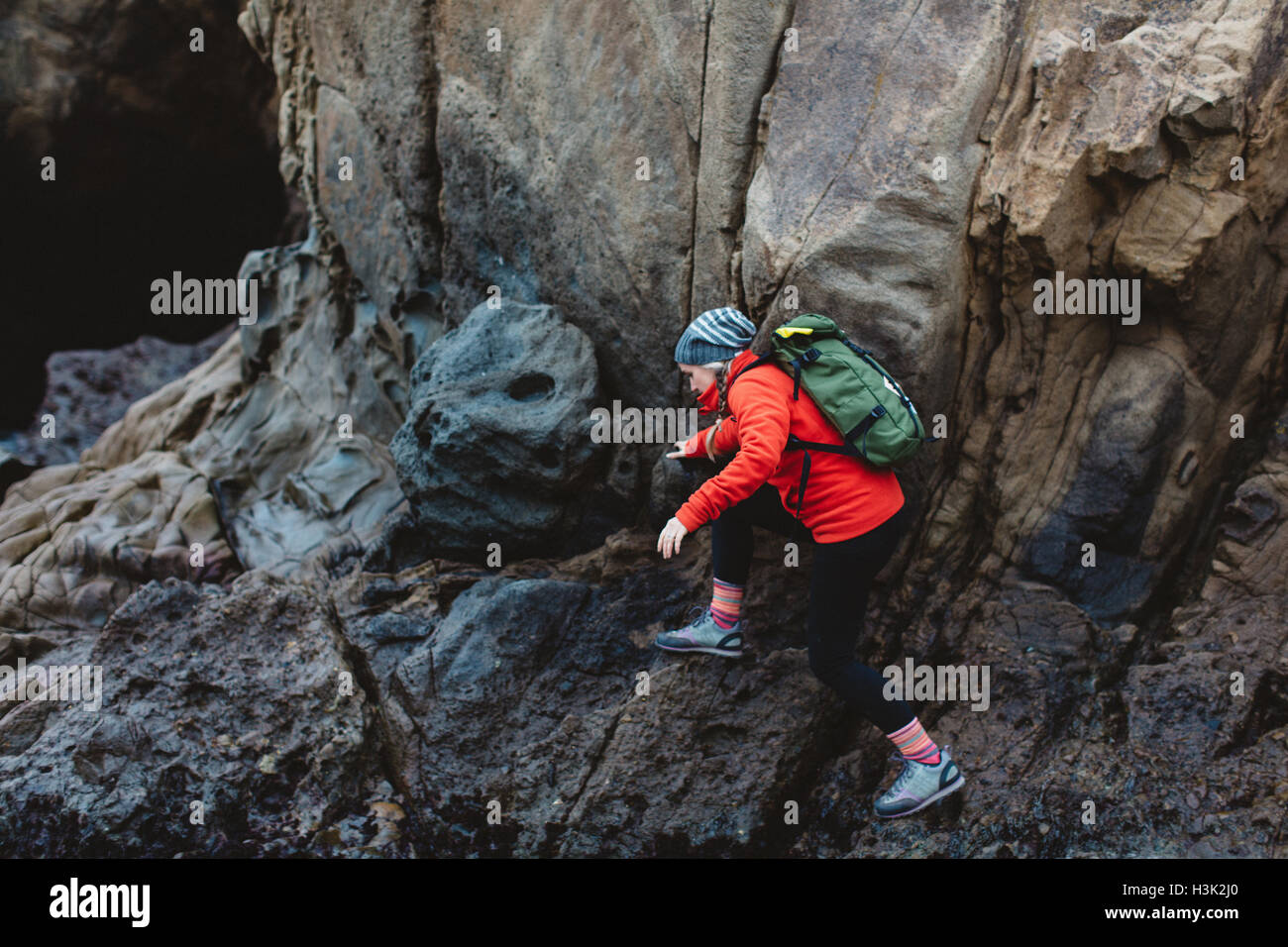 Wanderer, Klettern über die Felsen, Big Sur, Kalifornien, USA Stockfoto