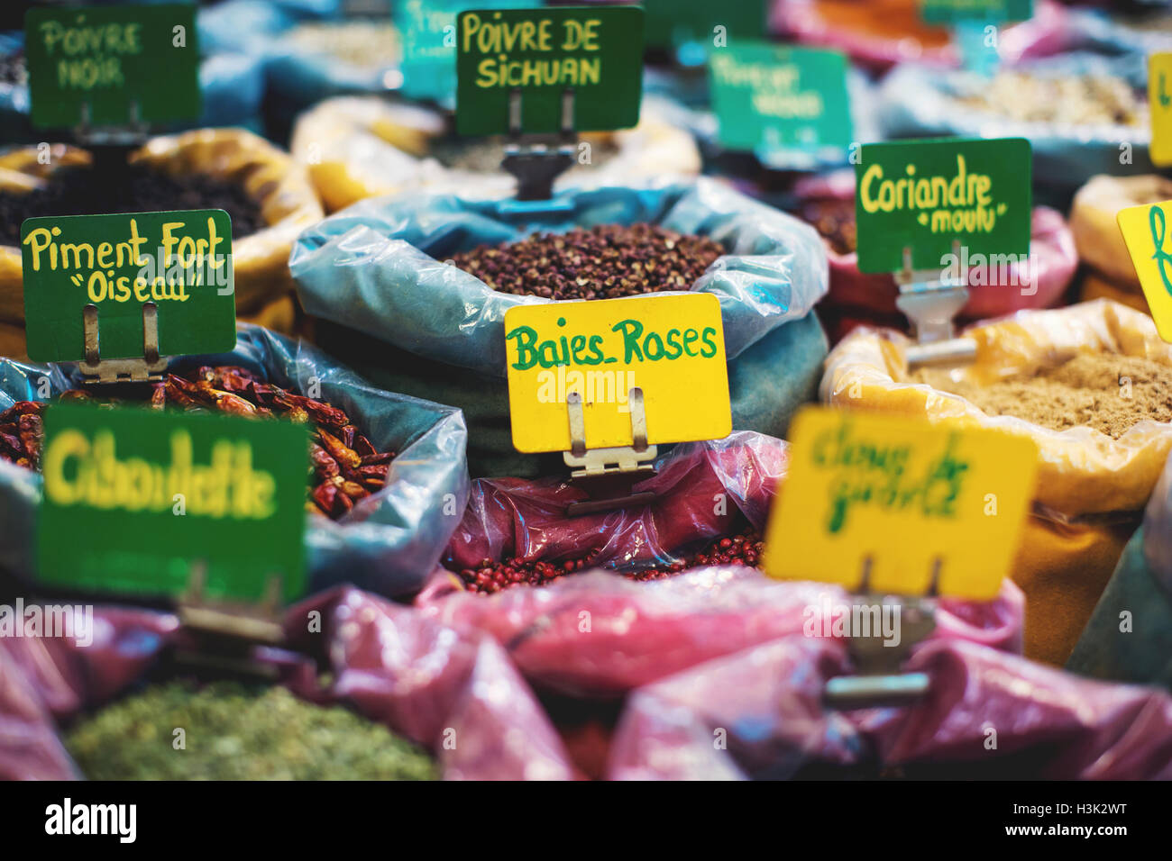 Kräuter und Gewürze auf dem Display am Markt, Narbonne, Frankreich Stockfoto