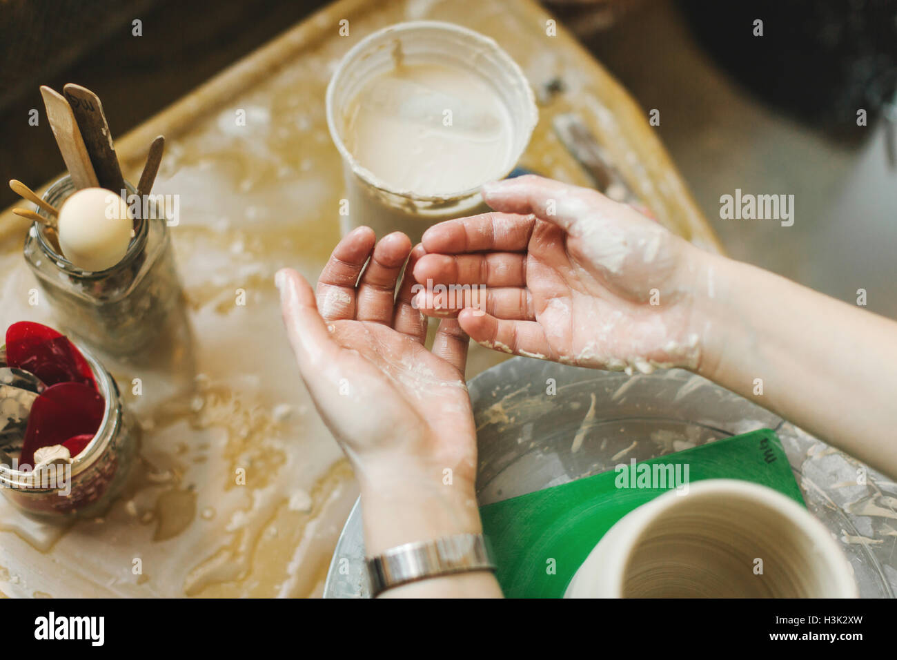 Künstler arbeiten in Keramikatelier Stockfoto