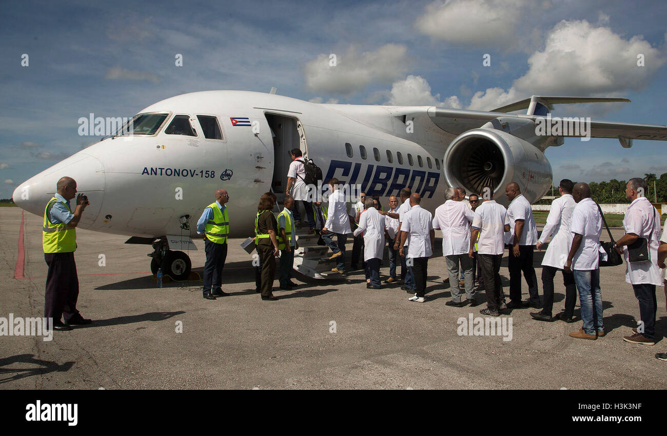 Havanna, Kuba. 8. Oktober 2016. Bild zur Verfügung gestellt von Cubadebate zeigt kubanische Ärzte einsteigen in ein Flugzeug für Hurrikan verwüsteten Haiti am Jose Marti International Airport in Havanna, Kuba, am 8. Oktober 2016 bestimmt. Die kubanische Regierung gab am Freitag bekannt, dass es eine medizinische Brigade nach Haiti zu helfen, seine Menschen, die Opfer von Hurrikan Matthew schicken würde. © Ismael Francisco/Cubadebate/Xinhua/Alamy Live-Nachrichten Stockfoto