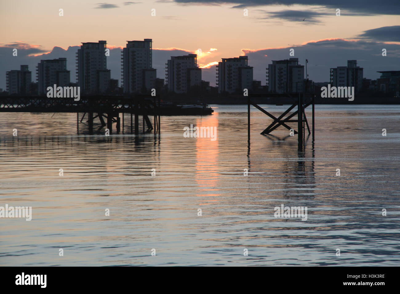 Fluß Themse, Woolwich, London, UK, Sonntag, 9. Oktober 2016. UK-Wetter: sonnig an Herbstmorgen im Morgengrauen über Themse bei Woolwich Credit: WansfordPhoto/Alamy Live News Stockfoto