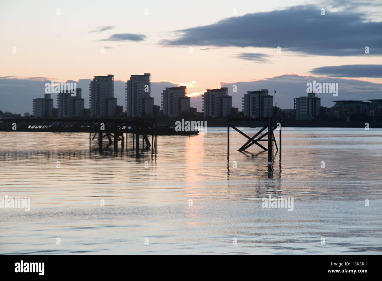 Fluß Themse, Woolwich, London, UK, Sonntag, 9. Oktober 2016. UK-Wetter: sonnig an Herbstmorgen im Morgengrauen über Themse bei Woolwich Credit: WansfordPhoto/Alamy Live News Stockfoto