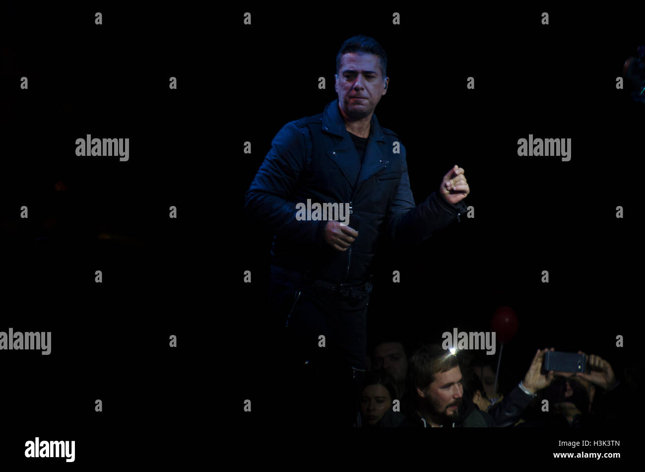 Veles, R. Mazedonien. 8. Oktober 2016. Zweiter Tag des Festivals "Pitijada Veles 2016" Kuchen und Wein. Zeljko Joksimovic (Жељко Јоксимовић) eine serbische Sängerin. Bildnachweis: Dragan Ristovski/Alamy Live-Nachrichten Stockfoto