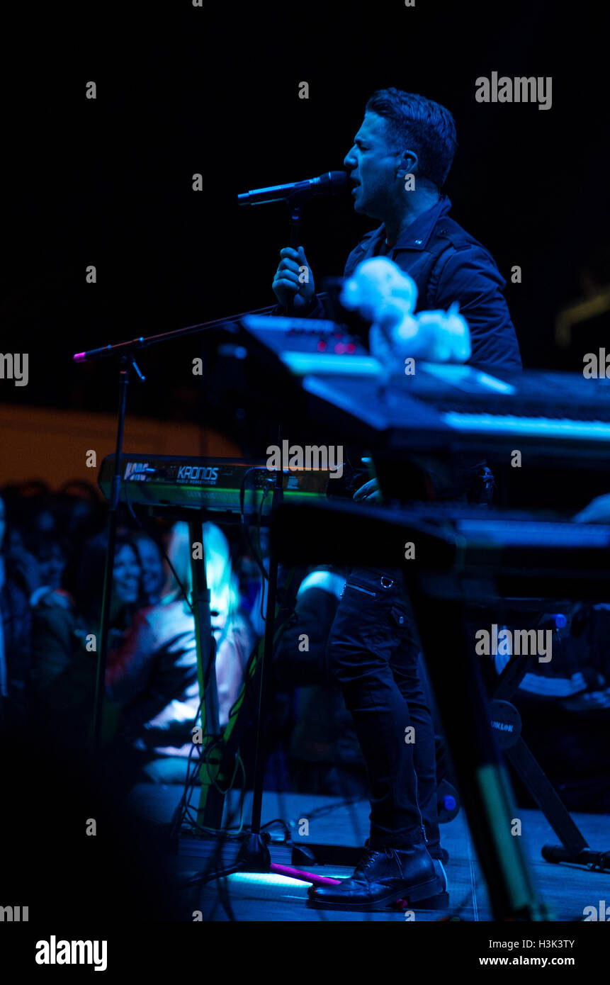 Veles, R. Mazedonien. 8. Oktober 2016. Zweiter Tag des Festivals "Pitijada Veles 2016" Kuchen und Wein. Zeljko Joksimovic (Жељко Јоксимовић) eine serbische Sängerin. Bildnachweis: Dragan Ristovski/Alamy Live-Nachrichten Stockfoto