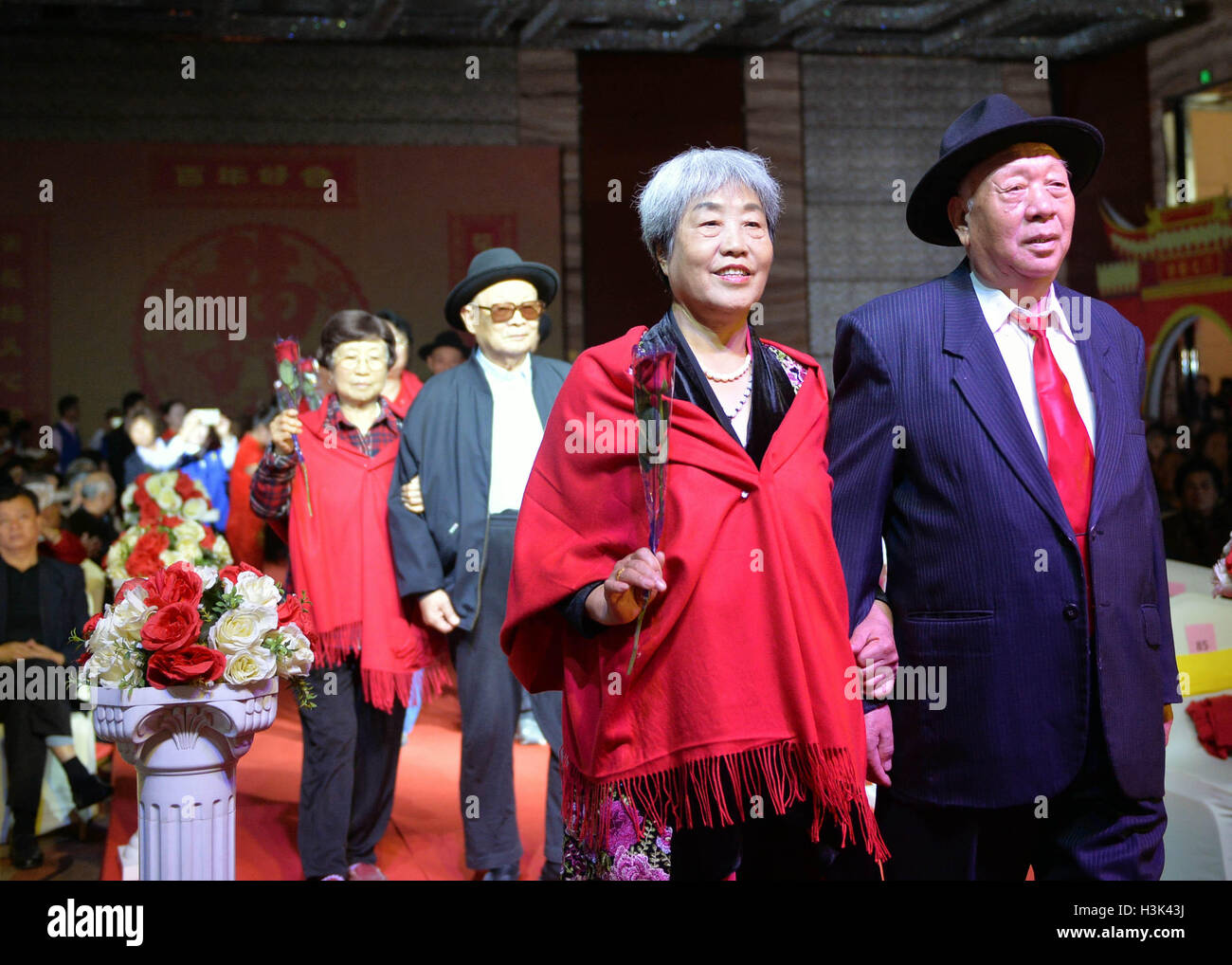 Jinan, China Shandong Provinz. 9. Oktober 2016. Ältere Paare besuchen eine ' goldenen Trauung "in Jinan, der Hauptstadt der ostchinesischen Provinz Shandong, 9. Oktober 2016. Insgesamt 99 ältere Paare aus Shandong besucht eine kollektive "golden" Trauung hier am Sonntag zu 50 Jahren Ehe feiern haben sie mit einander, anlässlich des Tages der Chongyang Festival, China für ältere Menschen durch kommen. © Zhu Zheng/Xinhua/Alamy Live-Nachrichten Stockfoto