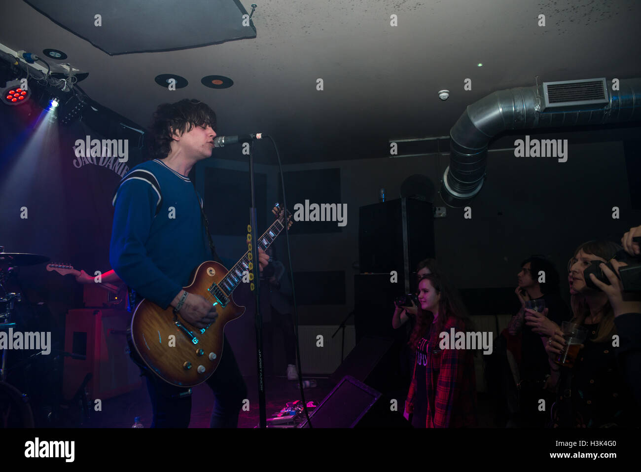 London UK, 8. Oktober 2016. Walisischen Indie-Rock-Band ziemlich bösartig führen am Londoner Nambucca für dieses Gefühl präsentiert. Sie sind Elliot Jones (Schlagzeug), Brad Griffiths (Gesang und Gitarre), Thomas McCarthy (Gitarre) und Jarvis Morgan (Bass). Bildnachweis: Alberto Pezzali/Alamy Live-Nachrichten Stockfoto