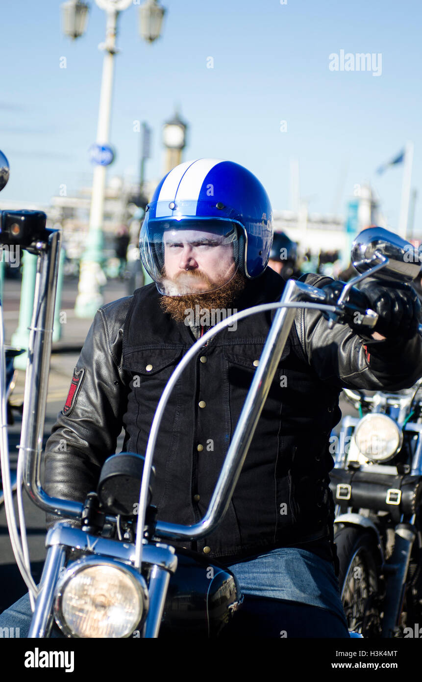 Brighton, UK. 9. Oktober 2016. Tausende von freundlichen Biker, meist mit Harley Davidsons, Hot Rods und Trikes, Abstieg auf Brighton Seafront Madeira Drive für die jährliche Brightona Veranstaltung. Das Charity-Event, Geldbeschaffung für die Sussex Herzen Liebe, hat Musik auf drei Bühnen, eine Wand des Todes und ein Ausritt Bürgermeister von seiner Familie nach Hause, offiziell das Ereignis öffnen zu sammeln. Bildnachweis: Francesca Moore/Alamy Live-Nachrichten Stockfoto